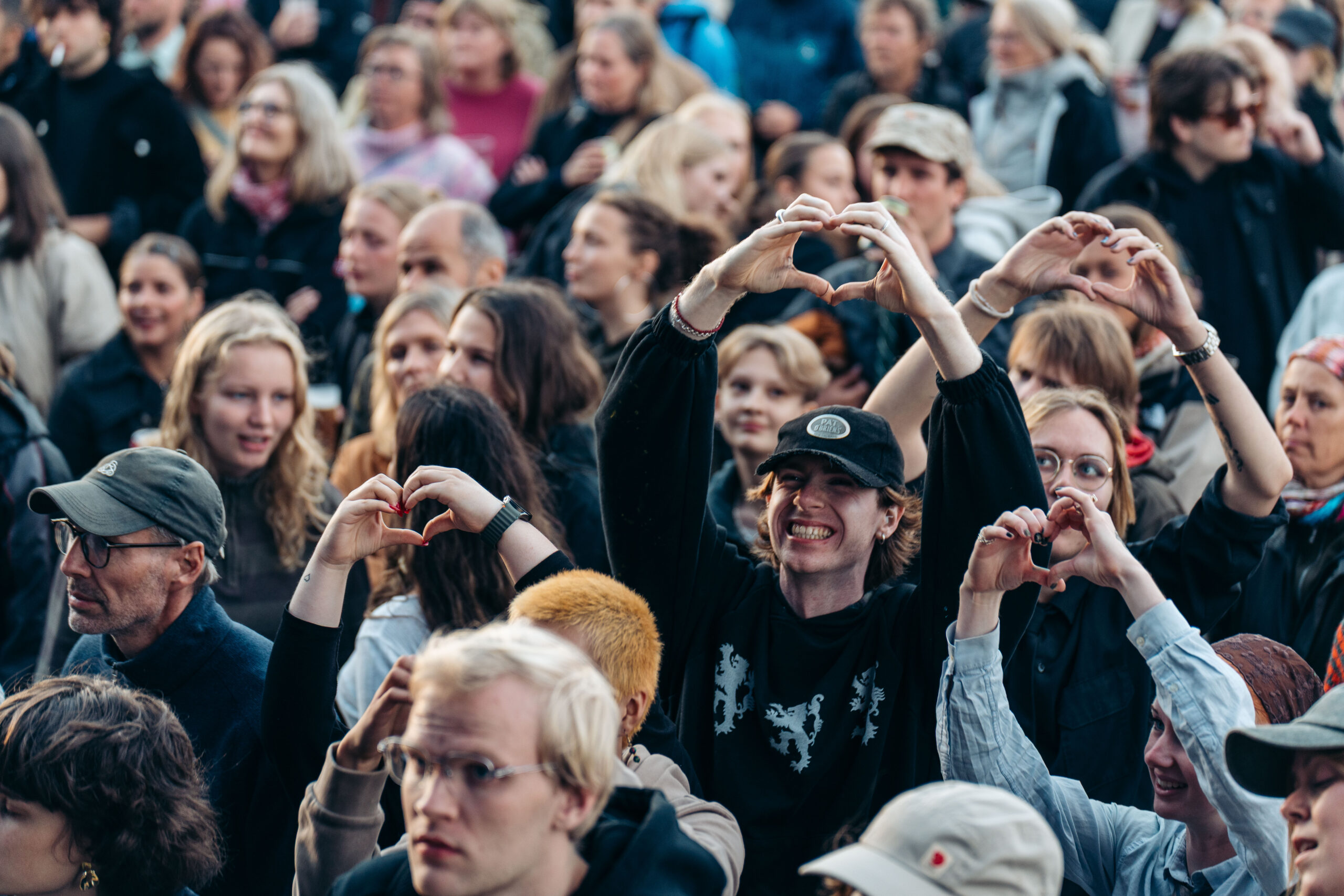 Unge deler et øjeblik sammen blandt publikum på Ung Kult Camp